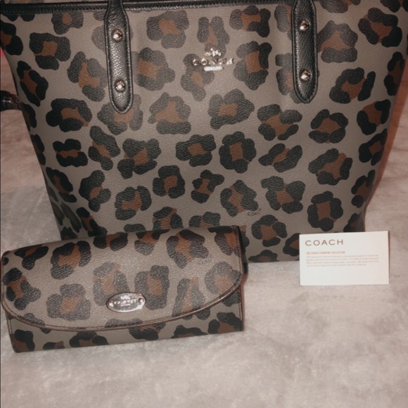 Coach limited sold out purse w side bag and wallet - Picture 4 of 6